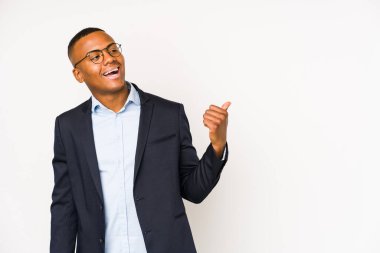 Genç iş adamı, beyaz arka planda izole edilmiş, baş parmak uzakta, gülen ve kaygısız..