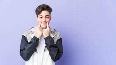 Mor arka planda izole genç beyaz adam iki seçenek arasında şüphe ediyor.