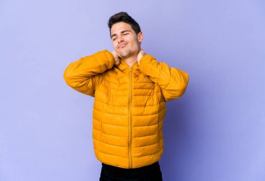 Mor arka planda izole edilmiş genç beyaz adam sabit yaşam tarzından dolayı boyun ağrısı çekiyor..