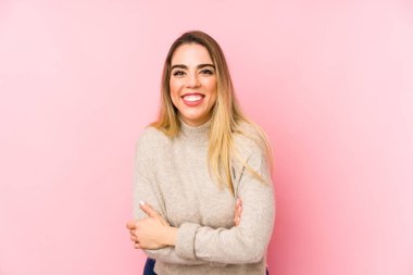 Orta yaşlı bir kadın izole edilmiş arka planda gülüyor ve eğleniyor..