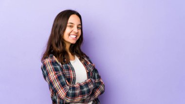 Genç, melez İspanyol kadın mutlu, güler yüzlü ve neşeli..