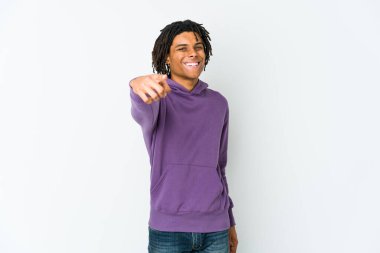 Genç Afro-Amerikan Rasta 'lı neşeli gülücük.