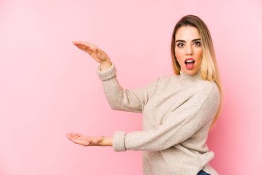 Orta yaşlı bir kadın ellerinin arasında bir fotokopi alanı tutarken şok olmuş ve hayrete düşmüştü..