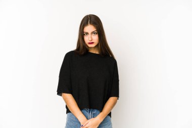 Beyaz arka planda soyutlanmış beyaz bir kadın üzgün, ciddi bir yüz, mutsuz ve hoşnutsuz..