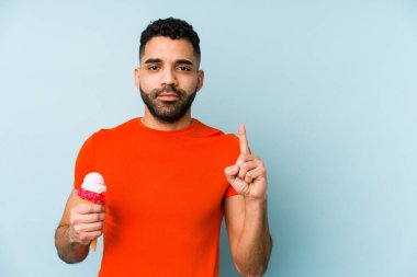 Dondurma tutan genç latin adam bir numarayı parmağıyla gösterdi..