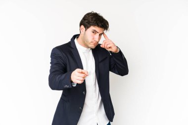 Genç iş adamı beyaz arka planda izole edildi. Şakağı parmağıyla göstererek, düşünerek, bir göreve odaklandı..