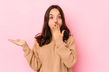 Genç melez İspanyol kadın, avuç içinde kopya yeri tutmaktan etkilendi..