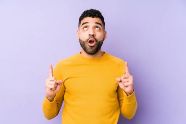 Genç, melez Arap bir adam, ağzı açık, üst tarafı göstererek izole edilmiş..