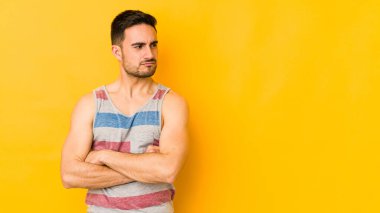 Kafkasyalı genç adam sarı fırında izole edilmiş şüpheli, belirsiz, seni muayene ediyor..