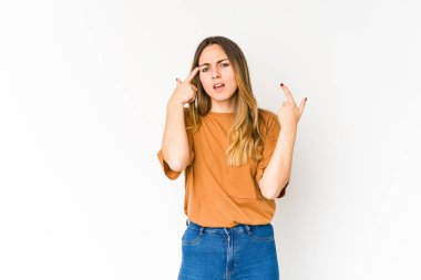 Beyaz arka planda izole edilmiş beyaz bir kadın işaret parmağıyla hayal kırıklığı jesti yapıyor..