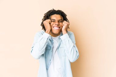 Genç Afrikalı Amerikalı Rasta adam elleriyle kulaklarını kapatıyor..