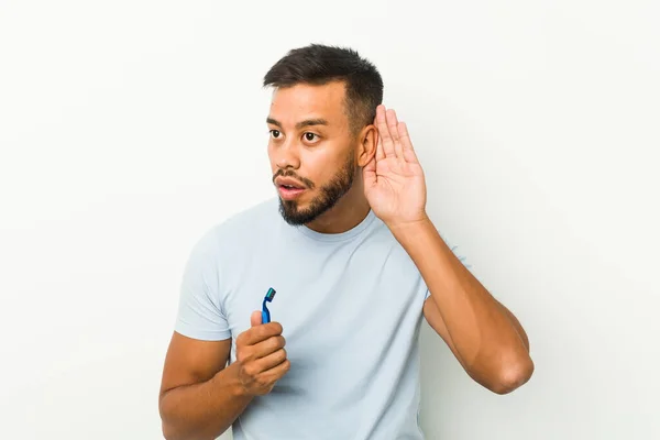 Junger Südasiatischer Mann Mit Rasierklinge Beim Versuch Klatsch Und Tratsch — Stockfoto