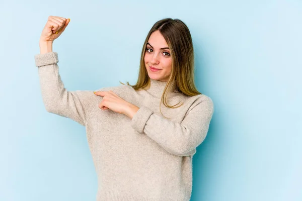 Junge Kaukasische Frau Auf Blauem Hintergrund Isoliert Zeigt Kraftgeste Mit — Stockfoto