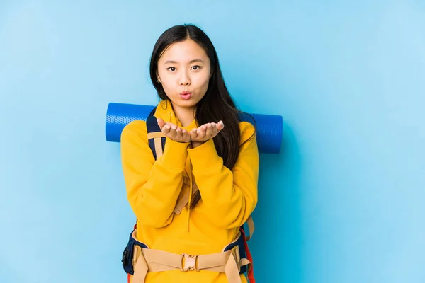 Joven Mochilero Chino Mujer Aislado Plegable Labios Celebración Las Palmas —  Fotos de Stock