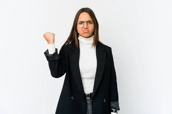 Joven Mujer Negocios Mestiza Aislada Sobre Fondo Blanco Mostrando Puño —  Fotos de Stock