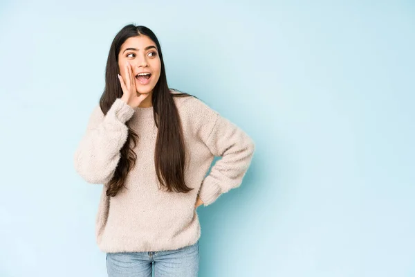 Jovem Indiana Mulher Isolado Azul Fundo Gritando Animado Para Frente — Fotografia de Stock