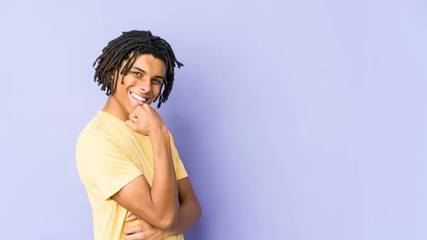 Jovem Africano Americano Rasta Homem Sorrindo Feliz Confiante Tocando Queixo — Fotografia de Stock