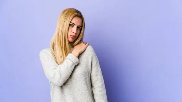 Young Blonde Woman Isolated Purple Background Having Shoulder Pain — Stock Photo, Image
