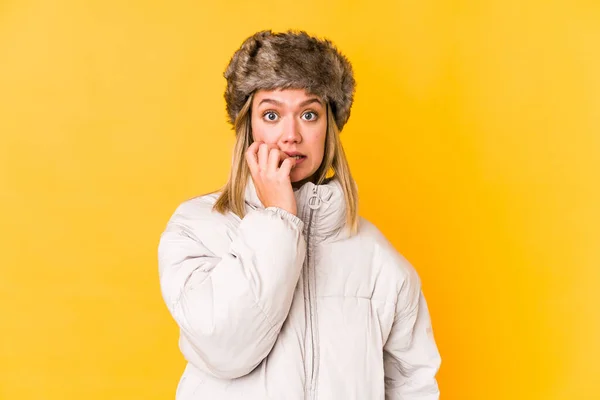 Junge Kaukasische Frau Winterkleidung Isoliert Beißende Fingernägel Nervös Und Sehr — Stockfoto