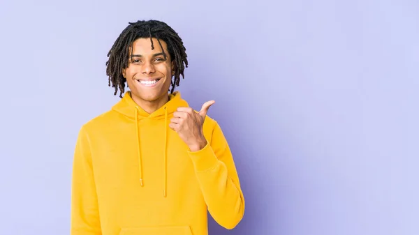 Joven Afroamericano Rasta Hombre Sonriendo Levantando Pulgar Hacia Arriba —  Fotos de Stock