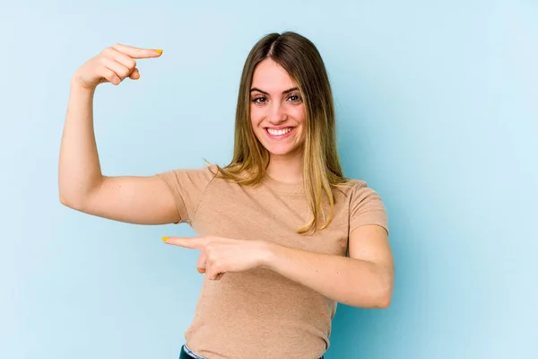 Mulher Caucasiana Jovem Isolado Fundo Azul Segurando Algo Pouco Com — Fotografia de Stock