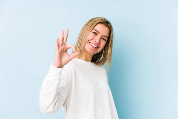 Giovane Donna Caucasica Bionda Isolato Allegro Fiducioso Mostrando Gesto — Foto Stock