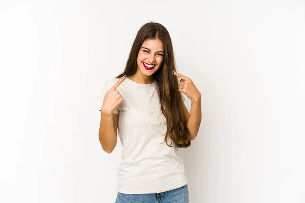 Mulher Caucasiana Jovem Isolado Fundo Branco Sorrisos Apontando Dedos Boca — Fotografia de Stock