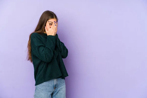 Young Caucasian Woman Isolated Purple Background Blink Fingers Frightened Nervous — Stock Photo, Image