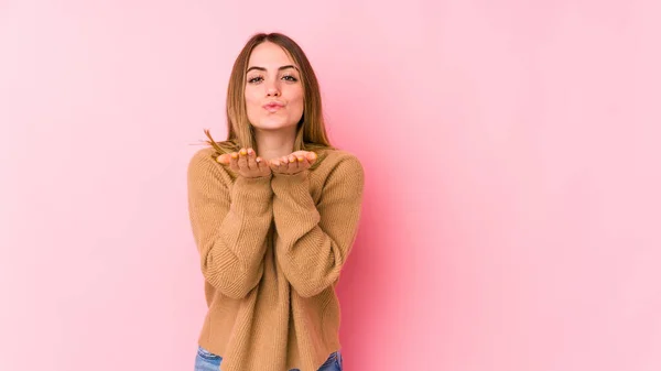 Mulher Caucasiana Jovem Isolado Fundo Rosa Lábios Dobráveis Segurando Palmas — Fotografia de Stock