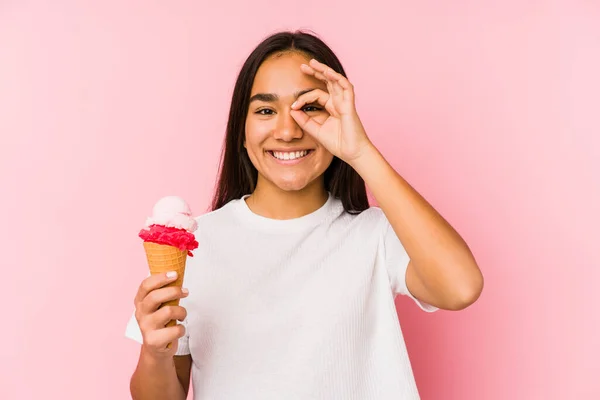 Jonge Aziatische Vrouw Het Houden Van Een Ijs Geïsoleerd Opgewonden — Stockfoto