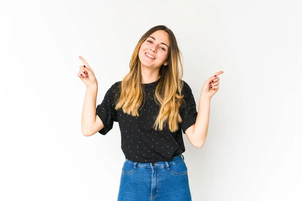 Mulher Branca Jovem Isolada Sobre Fundo Branco Apontando Para Diferentes — Fotografia de Stock