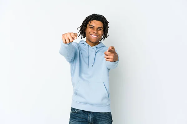 Jovem Africano Americano Rasta Homem Sorrisos Alegres Apontando Para Frente — Fotografia de Stock