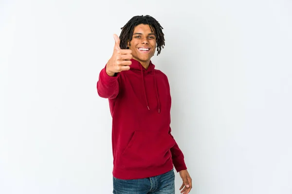 Jovem Afro Americano Rasta Homem Sorrindo Levantando Polegar — Fotografia de Stock