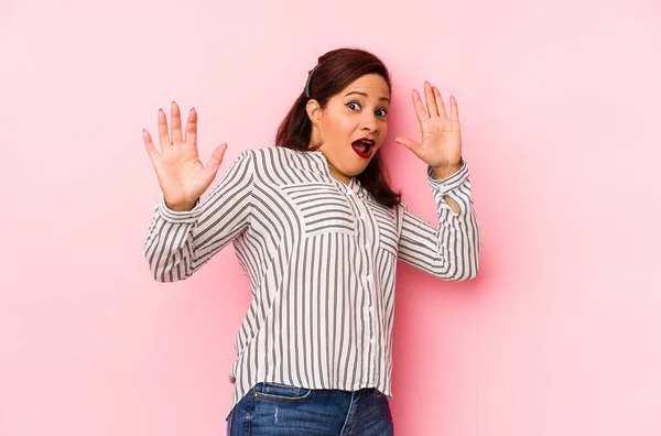 Mujer Latina Mediana Edad Aislada Sobre Fondo Rosado Conmocionada Debido — Foto de Stock