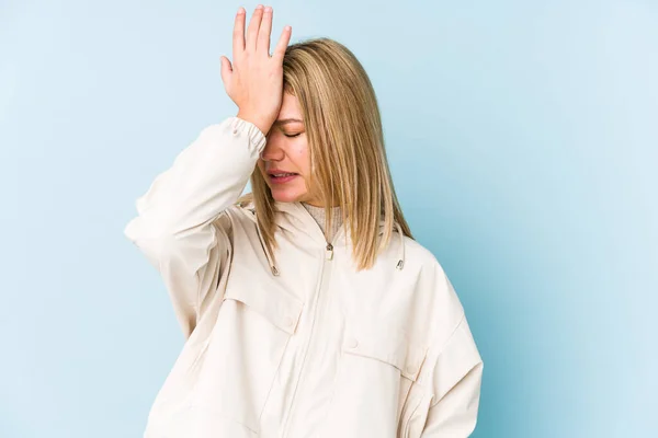 Ung Blond Kaukasisk Kvinna Isolerad Glömma Något Slå Pannan Med — Stockfoto