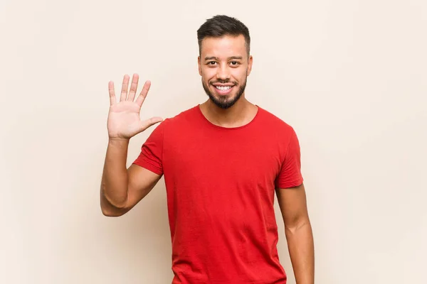 Mladý Jiho Asijský Muž Vesele Usmívá Ukazující Číslo Pět Prsty — Stock fotografie