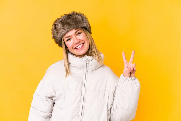 Mulher Caucasiana Jovem Vestindo Uma Roupa Inverno Isolado Mostrando Sinal — Fotografia de Stock