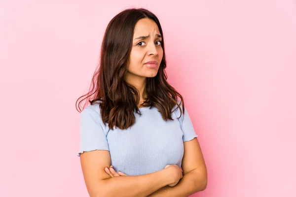 Junge Hispanische Mischlingshündin Isoliert Misstrauisch Unsicher Untersucht Dich — Stockfoto