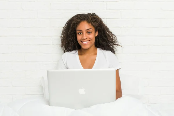 Jonge Afrikaanse Amerikaanse Vrouw Zitten Het Bed Met Laptop Gelukkig — Stockfoto