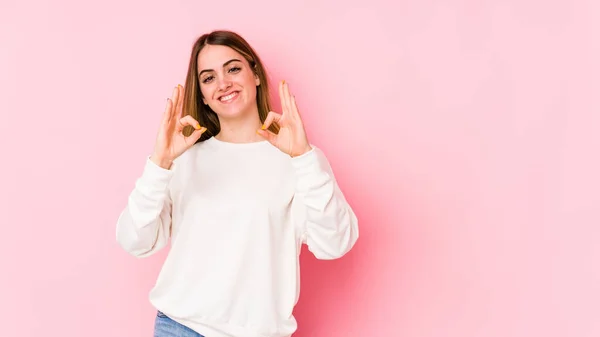 Joven Mujer Caucásica Aislada Sobre Fondo Rosa Alegre Confiado Mostrando — Foto de Stock