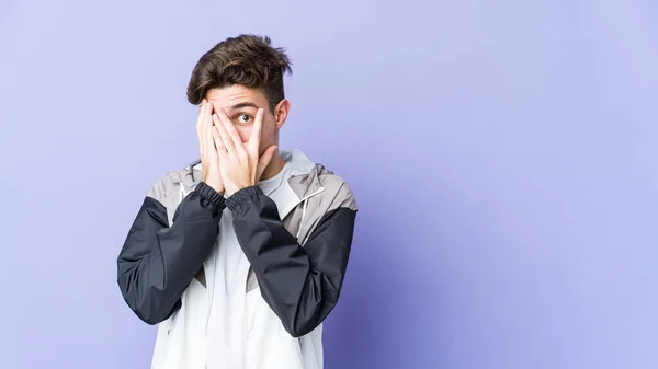 Young Caucasian Man Isolated Purple Background Blink Fingers Frightened Nervous — Stock Photo, Image