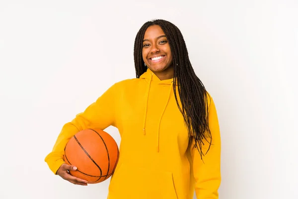 Basketbol Oynayan Genç Afrikalı Amerikalı Kadın Mutlu Güler Yüzlü Neşeli — Stok fotoğraf