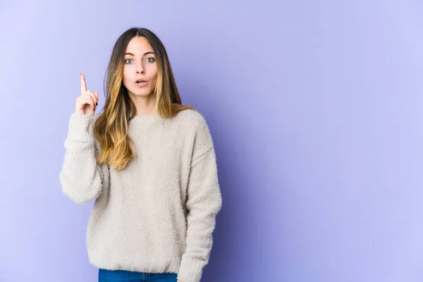 Mujer Joven Caucásica Aislada Sobre Fondo Púrpura Teniendo Una Idea — Foto de Stock