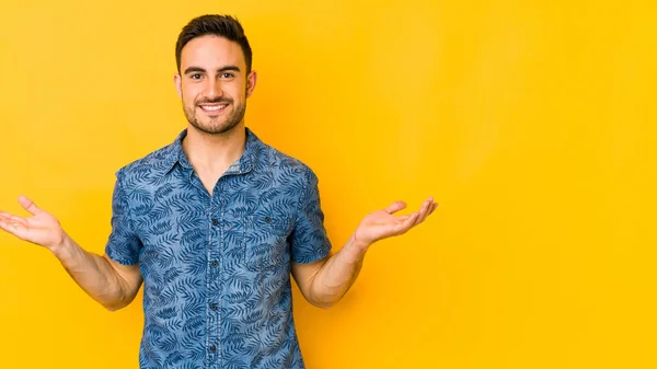 Jonge Blanke Man Geïsoleerd Gele Bakgrond Met Een Welkome Uitdrukking — Stockfoto