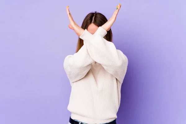 Jeune Femme Caucasienne Isolée Sur Fond Violet Gardant Deux Bras — Photo