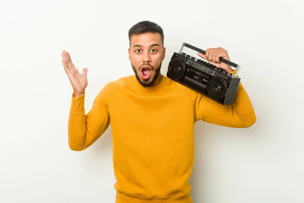 Jonge Zuid Aziatische Man Met Een Guetto Blaster Die Een — Stockfoto