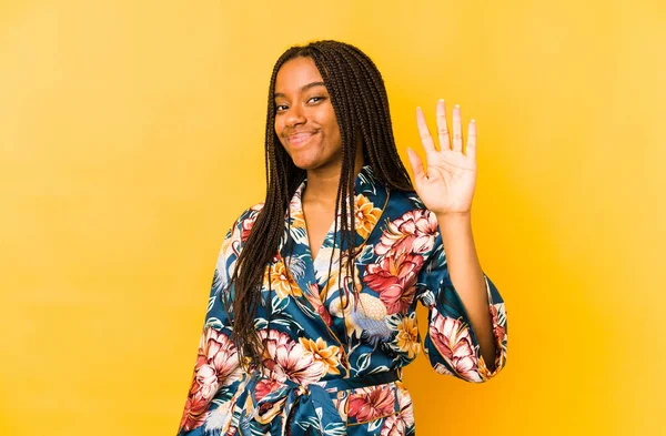 Asyalı Pijama Giyen Genç Afro Amerikalı Kadın Gülümseyerek Beş Numarayı — Stok fotoğraf