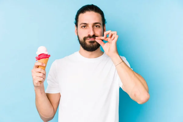 Jonge Blanke Man Die Een Ijsje Eet Geïsoleerd Met Vingers — Stockfoto