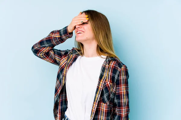 Jeune Femme Caucasienne Isolée Sur Fond Bleu Rit Gardant Joyeusement — Photo