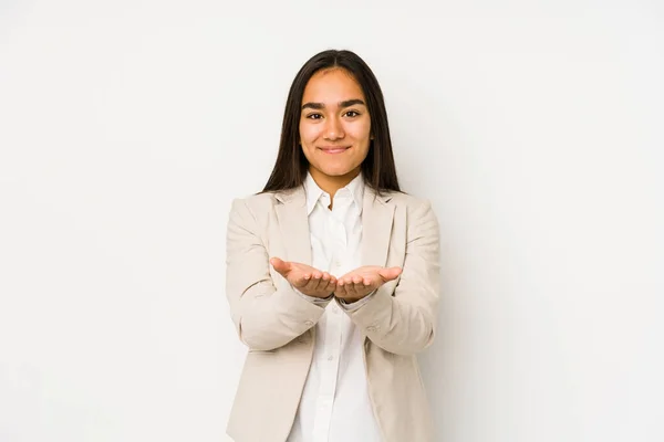 Mujer Joven Aislada Sobre Fondo Blanco Sosteniendo Algo Con Las —  Fotos de Stock